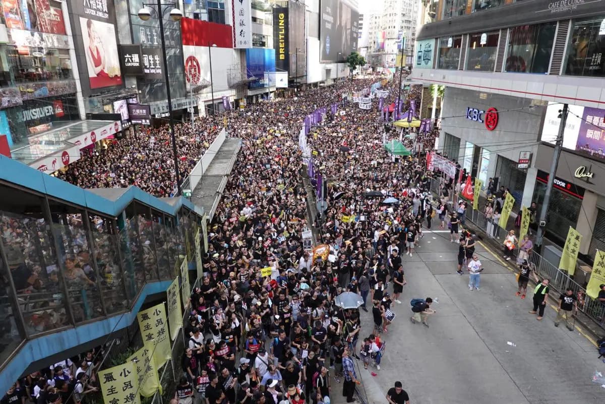 El 1 de julio de 2019, los manifestantes llenaron las calles de Hong Kong en una marcha contra un polémico proyecto de ley de extradición. (Yu Gang/The Epoch Times)