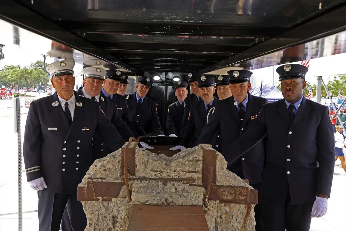 Miembros de las fuerzas armadas rinden homenaje a la viga en I de la Zona Cero en el Campus de Veteranos de West Los Ángeles. (Tunnel to Towers)