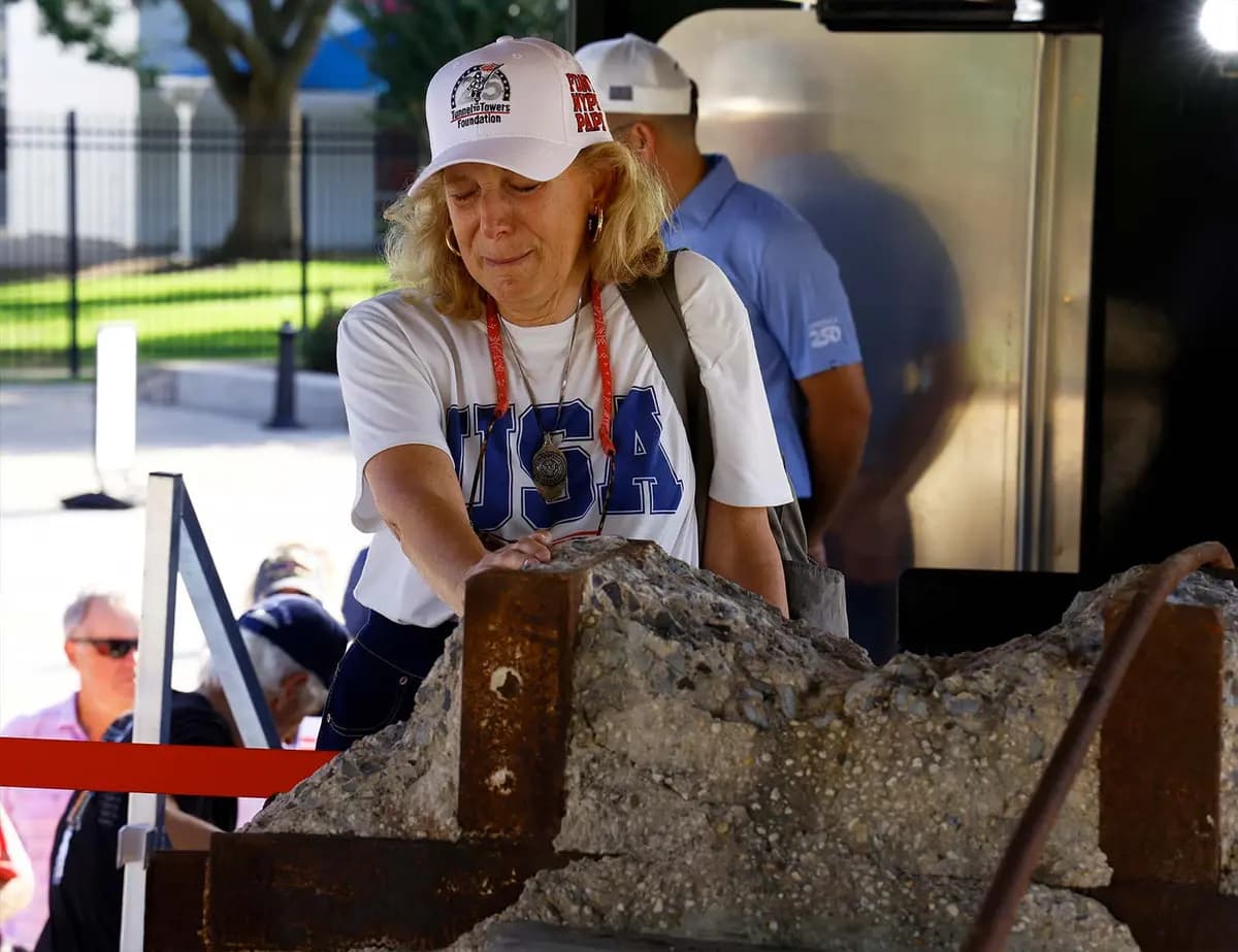 Una visitante reza con la mano sobre la viga en forma de I en el Centro Espacial de Houston. (Tunnel to Towers)