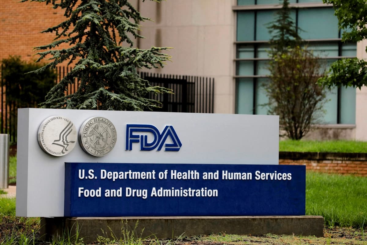 Se observa un letrero en el exterior de la sede de la Administración de Alimentos y Medicamentos (FDA) en White Oak, Maryland, el 29 de agosto de 2020. (Andrew Kelly/Reuters)
