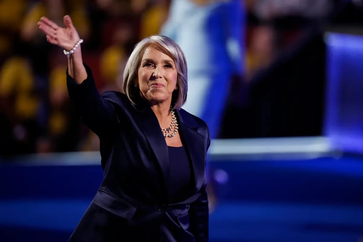 La gobernadora de Nuevo México, Michelle Lujan Grisham, abandona el escenario tras pronunciar un discurso durante el segundo día de la Convención Nacional Demócrata en el United Center de Chicago, Illinois, el 20 de agosto de 2024. (Kevin Dietsch/Getty Images)