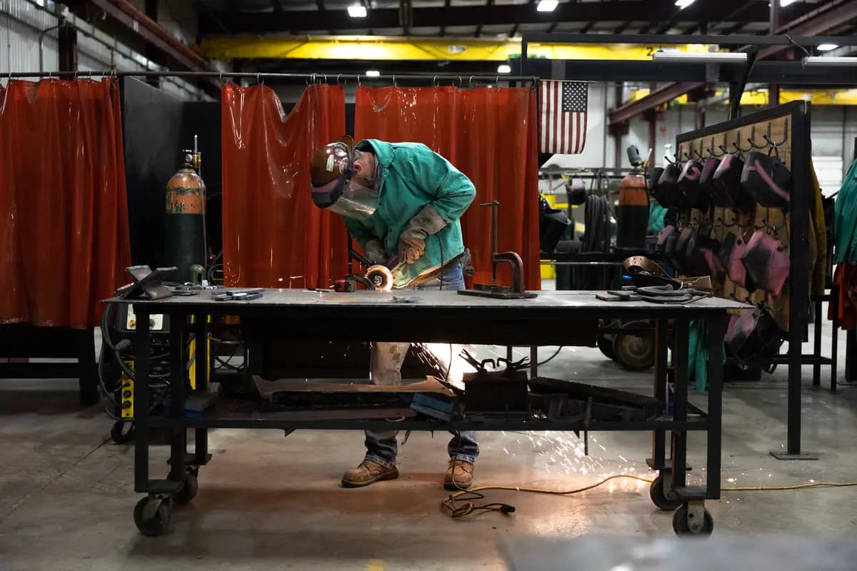 <em>Un estudiante realiza trabajos de metalurgia en Ironworkers Local 29 durante su periodo de aprendizaje en Dayton, Ohio, el 24 de octubre de 2022. (Megan Jelinger/AFP vía Getty Images).</em>