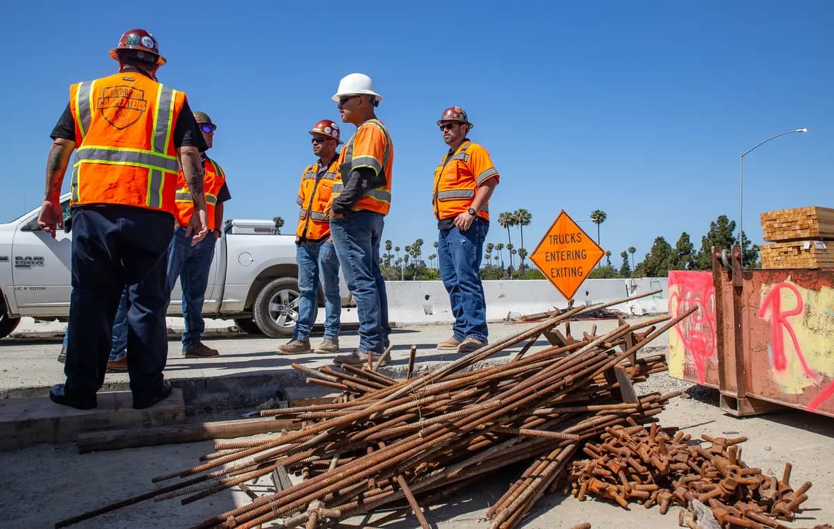 <em>Obreros de la construcción conversan en Costa Mesa, California, el 21 de abril de 2022. (John Fredricks/The Epoch Times).</em>