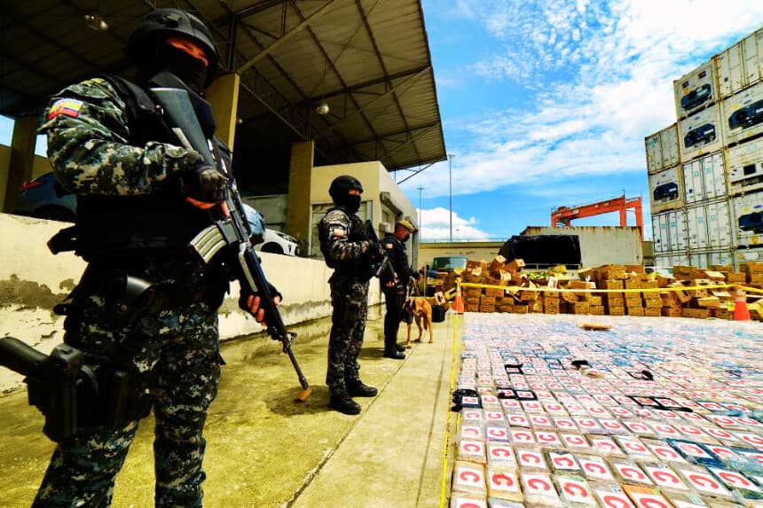 Autoridades ecuatorianas hallan dos toneladas de cocaína entre fruta destinada al mercado sueco
