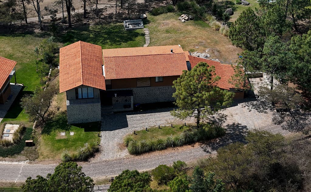<em>Vista aérea de la casa donde se alojaba el narcotraficante mexicano Nemesio "el Mencho" Oseguera antes de su captura en el Tapalpa Country Club, en Tapalpa, Jalisco, México, el 24 de febrero de 2026. (Ulises Ruiz / AFP vía Getty Images)</em>