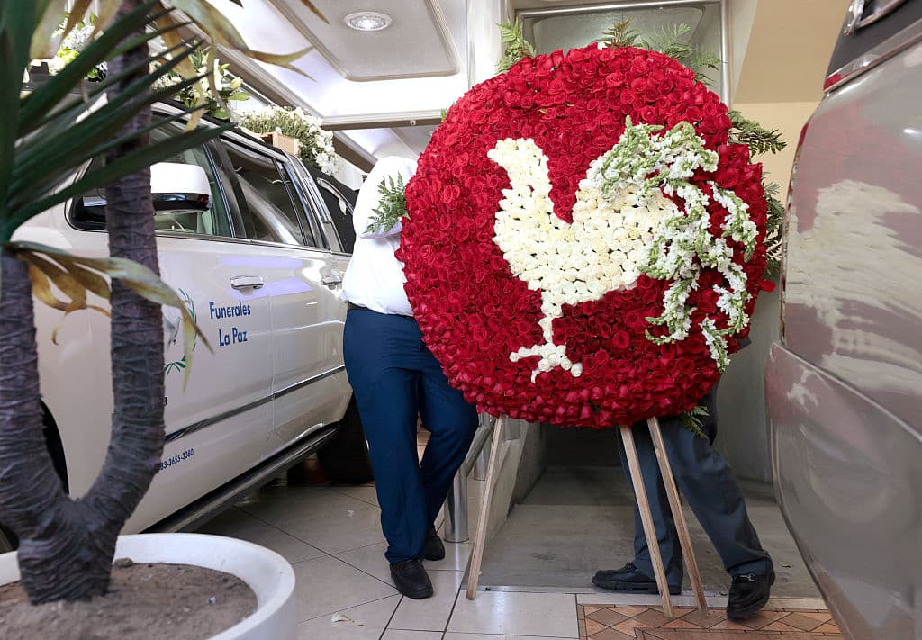 <em>Empleados de una funeraria colocan una corona de flores en la funeraria La Paz durante el velatorio del narcotraficante Nemesio Oseguera, el Mencho, en Guadalajara, Jalisco, el 2 de marzo de 2026. Militares mexicanos custodiaron el funeral de Oseguera, fallecido el 22 de febrero durante un operativo militar. (Ulises Ruiz/AFP vía Getty Images)</em>