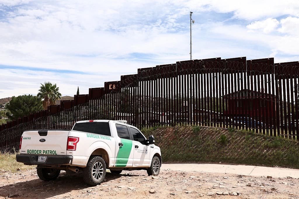 Un vehículo del Servicio de Aduanas y Protección Fronteriza de Estados Unidos (CBP) patrulla a lo largo del muro fronterizo entre Estados Unidos y México en Nogales, Arizona, el 16 de septiembre de 2025. (Charly Triballeau/AFP vía Getty Images)
