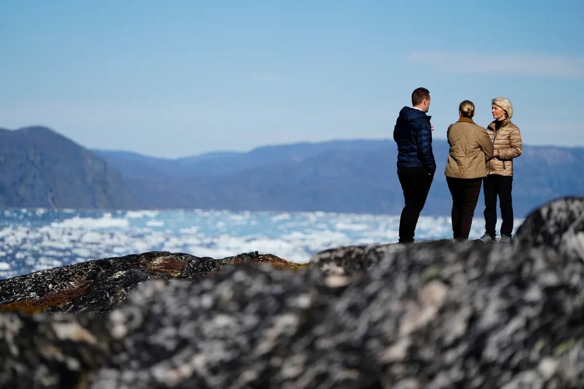 La primera ministro danesa, Mette Frederiksen (centro), el primer ministro groenlandés, Jens-Frederik Nielsen, y la presidenta de la Comisión Europea, Ursula von der Leyen (derecha), visitan Qoornoq, Groenlandia, el 6 de septiembre de 2026. (Mads Claus Rasmussen/Ritzau Scanpix vía AP)