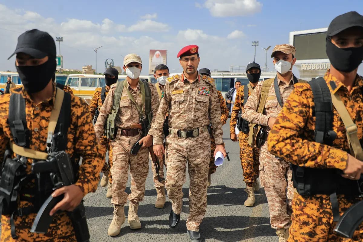 El portavoz militar hutí, Yahya Saree (C), llega para dar una declaración durante una manifestación en Saná el 15 de marzo de 2024. (Foto de Mohammed Huwais/AFP vía Getty Images)