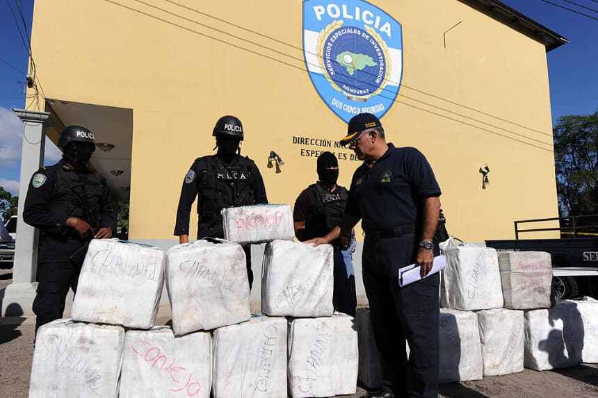 Honduras decomisa fardos de cocaína y detiene a 5 colombianos y 6 hondureños