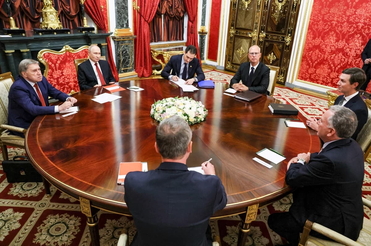El presidente de Rusia, Vladimir Putin (segundo por la izquierda), el asesor de política exterior del Kremlin, Yuri Ushakov (izquierda), y el enviado presidencial ruso, Kirill Dmitriev (cuarto por la izquierda), asisten a una reunión con el enviado especial de Estados Unidos, Steve Witkoff (derecha), y el yerno del presidente Donald Trump, Jared Kushner (segundo por la derecha), en Moscú, el 5 de septiembre de 2026. (Mikhail Metzel / POOL / AFP vía Getty Images).
