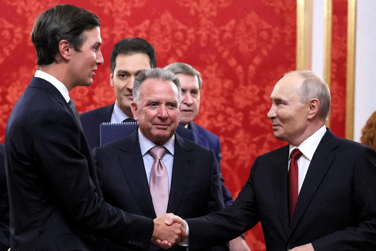 El presidente ruso, Vladímir Putin (dcha.), estrecha la mano de Jared Kushner (izq.), yerno del presidente estadounidense Donald Trump, mientras el enviado especial de EE. UU., Steve Witkoff (centro), se encuentra junto a ellos durante una reunión celebrada en el Kremlin de Moscú el 5 de septiembre de 2026. (Mikhail Metzel/Sputnik/Pool vía Reuters).