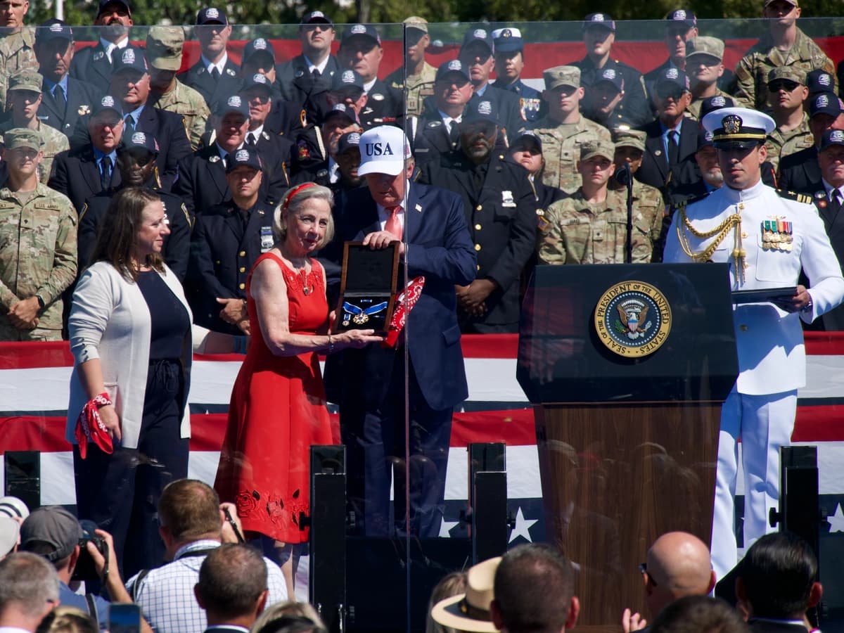 Trump otorga póstumamente la Medalla de la Libertad al héroe del 11-S conocido como "Red Bandana"