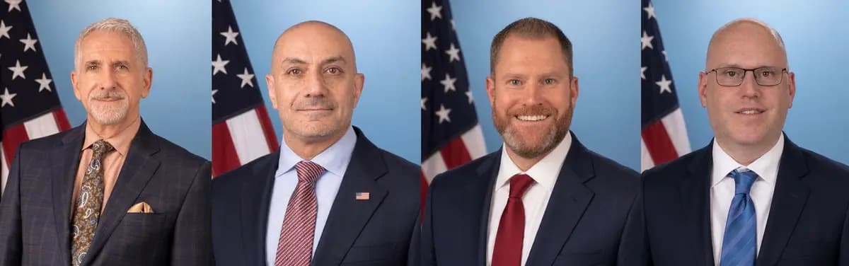 El secretario de Salud de EE. UU., Robert Kennedy Jr., anunció los nombramientos para cuatro de los puestos de mayor rango de la FDA el 8 de septiembre de 2026. De izquierda a derecha: Bret Koplow fue seleccionado como director del Centro de Productos de Tabaco; Karim Mikhail dirigirá el centro de investigación de vacunas de la FDA como director del Centro de Evaluación e Investigación de Productos Biológicos; Jared Seehafer fue elegido para desempeñar el cargo de primer subcomisionado de Tecnología e Inteligencia Artificial de la agencia; y Michael Davis fue nombrado director del Centro de Evaluación e Investigación de Medicamentos.