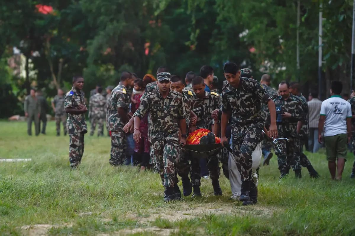 Miembros del ejército transportan a una persona en una camilla en un campamento de rescate del ejército en Trishuli Batar, Nepal, el 27 de agosto de 2026. Se informó que cientos de personas se encontraban desaparecidas después de que una inundación repentina arrasara la cuenca del río Bhote Koshi, en el norte de Rasuwa, el 26 de agosto. (Ritesh Shukla/Getty Images).