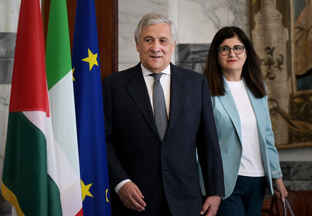 El ministro de Relaciones Exteriores de Italia, Antonio Tajani, saluda al ministro de Relaciones Exteriores palestino, Varsen Aghabekian, durante una reunión de la Alianza Global para la Solución de los Dos Estados, celebrada en la Secretaría de Relaciones Exteriores de Italia, en Roma, el 29 de julio de 2026. (TIZIANA FABI / AFP vía Getty Images)
