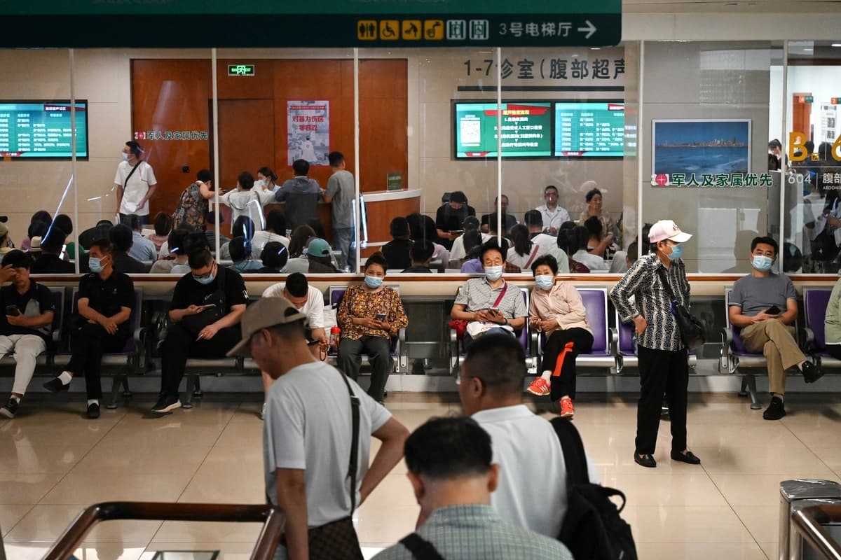 Personas esperan en un hospital de Pekín el 23 de junio de 2025. (Jade Gao/AFP vía Getty Images)
