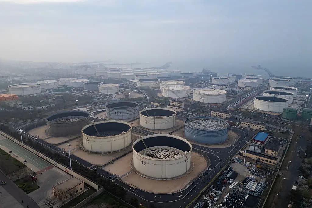 Un grupo de tanques de petróleo almacena crudo importado en la terminal de crudo del puerto de Qingdao, en Qingdao, China, el 12 de abril de 2026. (Getty Images).