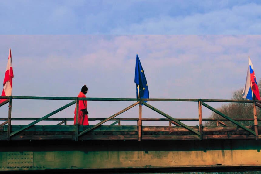 República Checa, un puente sobre el río Thaya, en la frontera con Austria, donde ondean las banderas de la República Checa, Austria y la Unión Europea, el 13 de diciembre de 2014. (RADEK MICA/AFP vía Getty Images)