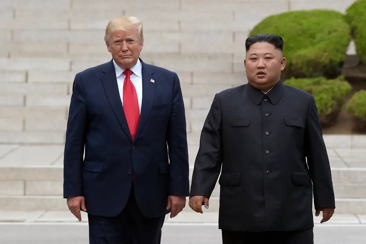 El presidente Donald Trump se reúne con el líder norcoreano Kim Jong Un en el lado norcoreano de la frontera, en la aldea de Panmunjom, en la Zona Desmilitarizada, el 30 de junio de 2019. (Susan Walsh/AP Photo).