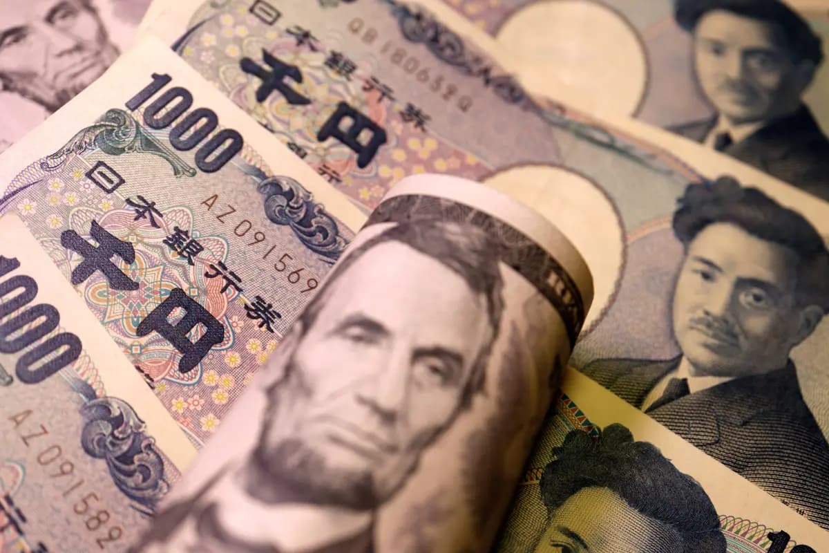 Billetes de yen japonés y dólar estadounidense el 15 de junio de 2022. (Florence Lo/Ilustración/Reuters).