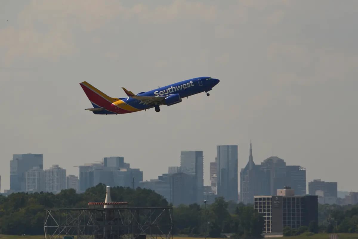 Un avión de Southwest despega del Aeropuerto Internacional de Nashville, en Nashville, Tennessee, el 28 de agosto de 2026. (Foto AP/George Walker IV).