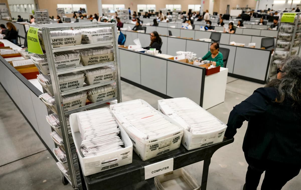 Un trabajador electoral traslada boletas de voto por correo para organizarlas y prepararlas para el recuento en California, el 2 de junio de 2026. (Patrick T. Fallon / AFP vía Getty Images)
