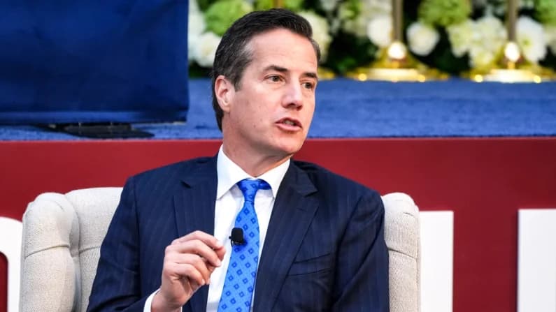 Senador republicano redacta un proyecto de ley del "bono de Trump" de USD 5000