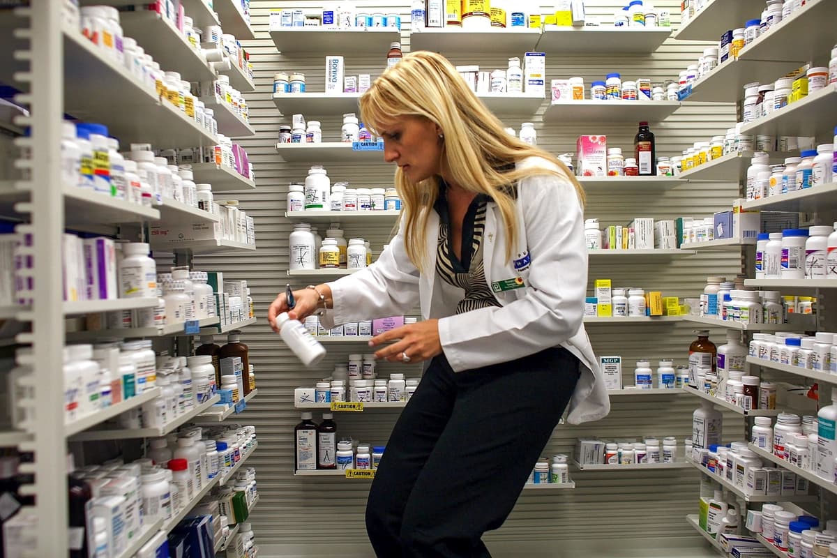 En la foto de archivo se ve a un empleado en una farmacia de Florida. (Joe Raedle/Getty Images)
