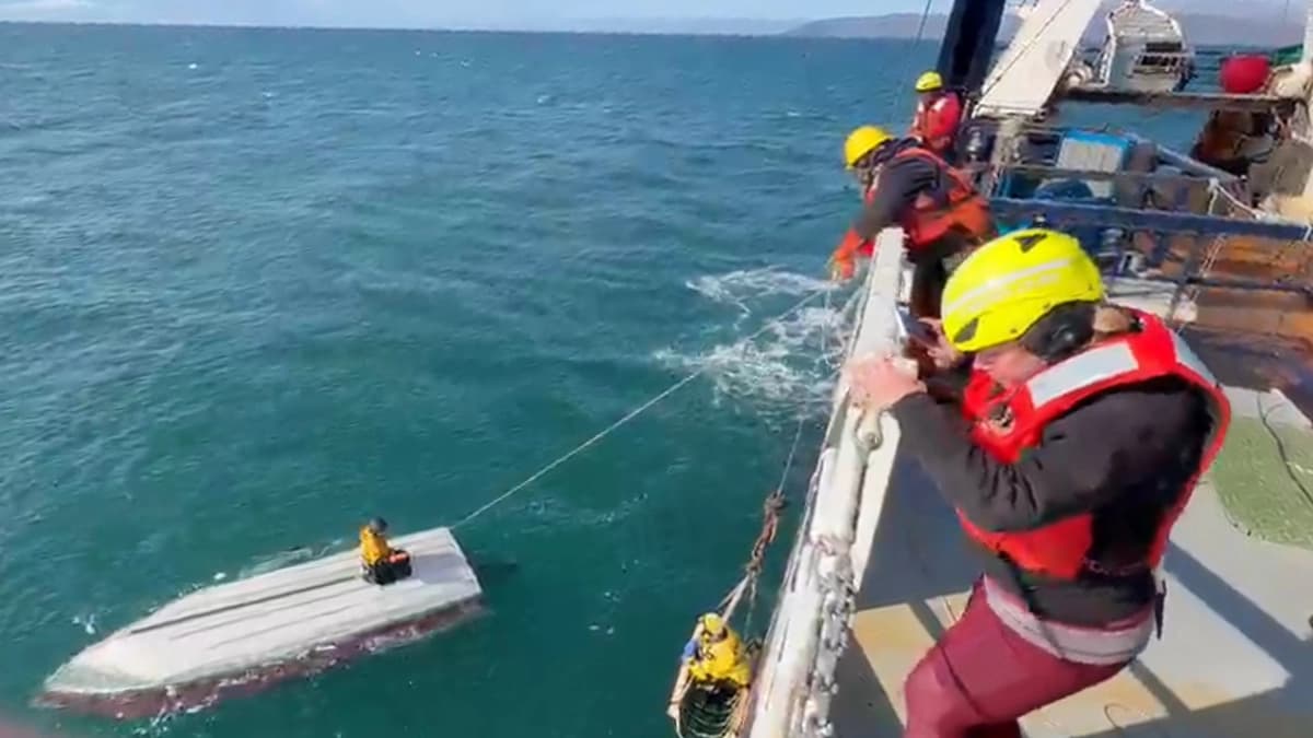 Esta imagen, tomada de un video proporcionado por Carlos Alexis Escartin, muestra a un adolescente siendo rescatado por un barco pesquero el lunes 7 de septiembre de 2026 en el mar de Bering, cerca de la isla de San Lorenzo, Alaska. (Carlos Alexis Escartin vía AP).