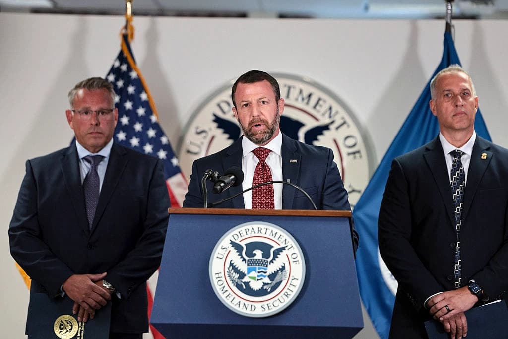 El secretario de Seguridad Nacional, Markwayne Mullin, habla durante una conferencia de prensa en la oficina regional de los Servicios de Ciudadanía e Inmigración de EE. UU. (USCIS) en la ciudad de Nueva York, el 1 de septiembre de 2026. (Michael M. Santiago /Getty Images)