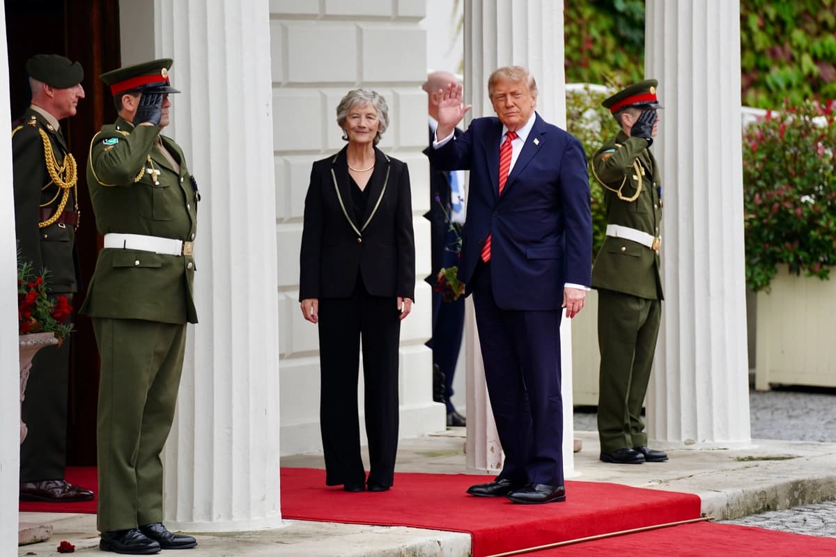 La presidenta de Irlanda, Catherine Connolly, saluda al presidente Donald Trump en Áras an Uachtaráin, en Dublín, Irlanda, el 12 de septiembre de 2026. (Travis Gillmore/The Epoch Times)