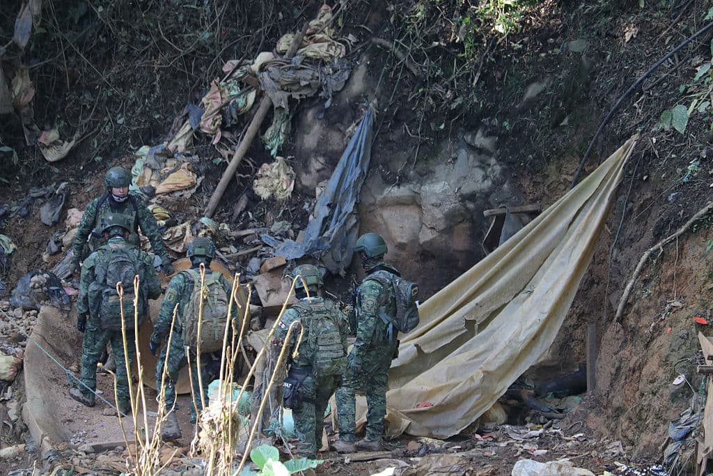 <em>Miembros del Ejército participan en una operación contra la minería ilegal en Buenos Aires, provincia de Imbabura, Ecuador, el 27 de mayo de 2026. En la zona de La Merced, los soldados se enfrentan a importantes desafíos planteados por mineros de oro ilegales y grupos armados, entre ellos el Frente Oliver Sinisterra de Colombia y la banda ecuatoriana Los Lobos. A pesar de las operaciones militares respaldadas por EE. UU para combatir la violencia asociada a la minería, el sector de la minería ilegal genera más de 1600 millones de dólares anuales, superando los ingresos del narcotráfico en algunas regiones. Las recientes acciones militares incluyen apoyo aéreo y demoliciones dirigidas contra operaciones ilegales, mientras el país lidia con elevadas tasas de homicidios y conflictos criminales persistentes alimentados por los lucrativos precios del oro. (Galo Paguay / AFP vía Getty Images)</em>