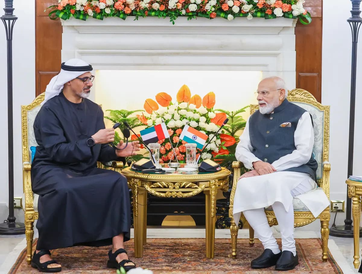 <em>El primer ministro indio, Narendra Modi (derecha), conversa con el líder de los Emiratos Árabes Unidos, el jeque Mohammed bin Zayed Al Nahyan, durante una reunión celebrada al margen de la Cumbre de los BRICS en Nueva Delhi, India, el 12 de septiembre de 2026. (Oficina del Primer Ministro de la India vía AP).</em>