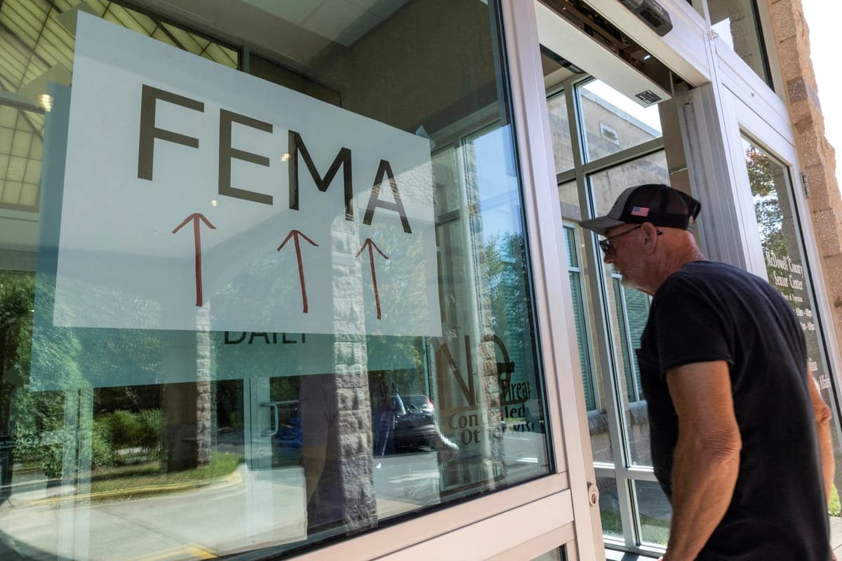 Un residente ingresa a una estación improvisada de la FEMA para tramitar las reclamaciones de los residentes locales afectados por las inundaciones tras el paso del huracán Helene, en Marion, Carolina del Norte, el 5 de octubre de 2024. (Eduardo Muñoz/Foto de archivo / Reuters)