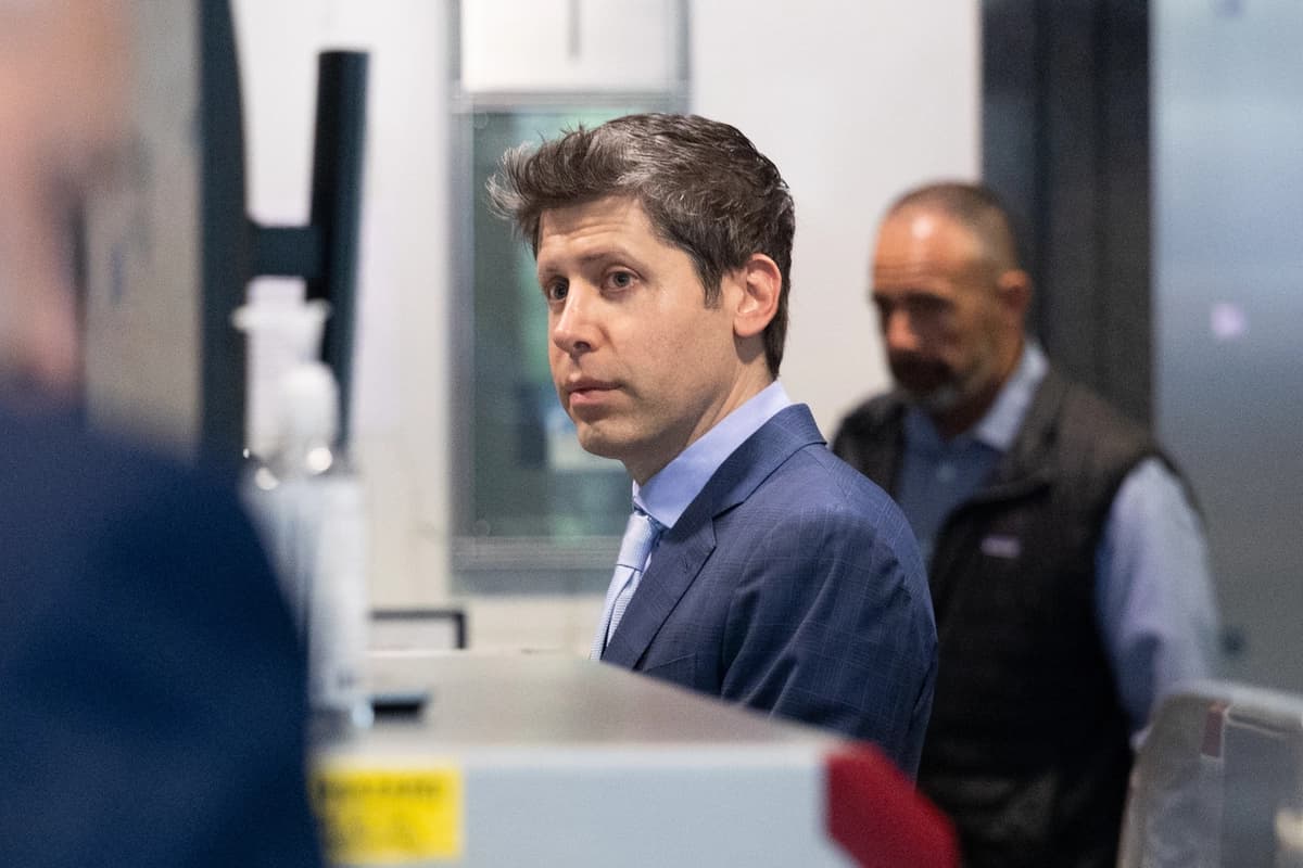 El director ejecutivo de OpenAI, Sam Altman, llega para asistir a una audiencia judicial en el Edificio Federal Ronald V. Dellums en Oakland, California, el 30 de abril de 2026. (Benjamin Fanjoy /Getty Images)