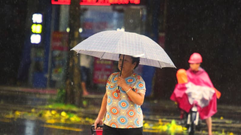 Las fuertes lluvias obligan a evacuar a más de 42,000 personas en la isla china de Hainan