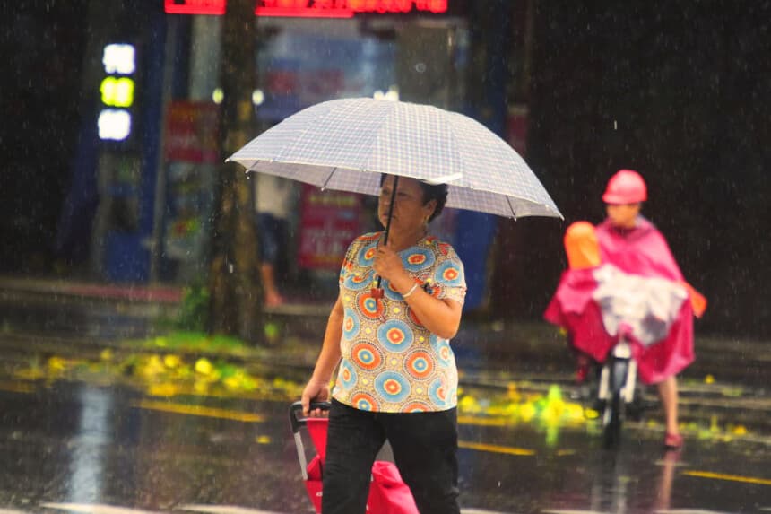 Un ciudadano camina bajo la lluvia provocada por el tifón Son-Tinh el 18 de julio de 2018 en Qionghai, provincia de Hainan, China. Imagen de archivo (Getty Images)