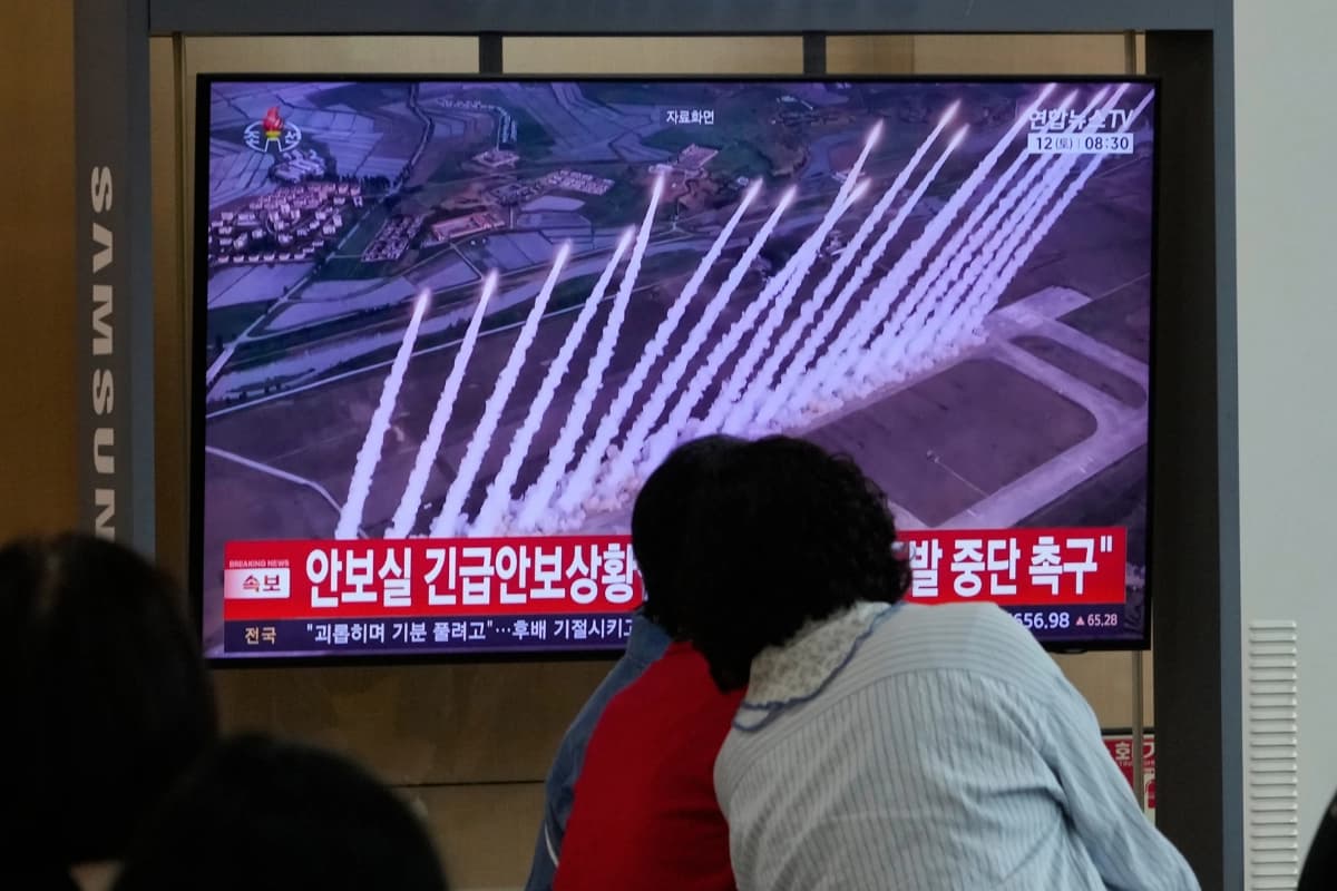 Una pantalla de televisión muestra una foto de archivo del lanzamiento de un misil norcoreano durante un programa de noticias en la estación de tren de Seúl, Corea del Sur, el 12 de septiembre de 2026. (Ahn Young-joon/AP Photo).
