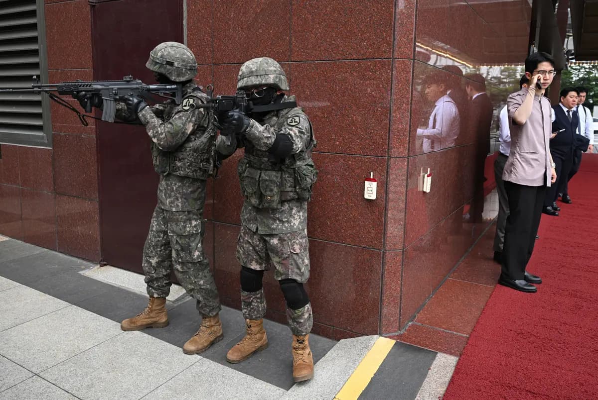 <em>Soldados surcoreanos participan en un simulacro antiterrorista en un hotel durante el ejercicio militar conjunto entre Corea del Sur y Estados Unidos, denominado Ulchi Freedom Shield, en Seúl, Corea del Sur, el 19 de agosto de 2026. (Jung Yeon-je/AFP vía Getty Images).</em>