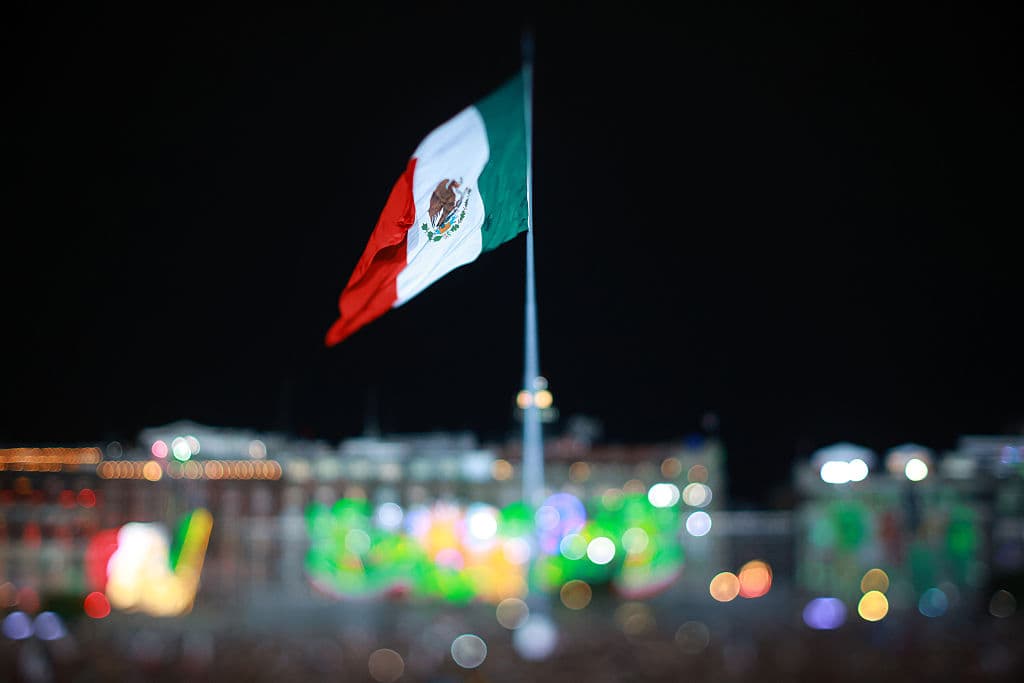 Vista de la bandera de México en la Plaza del Zócalo durante el anual "Grito de Independencia", como parte de la celebración del Día de la Independencia de México, el 15 de septiembre de 2025, en la Ciudad de México. (Hector Vivas/Getty Images)