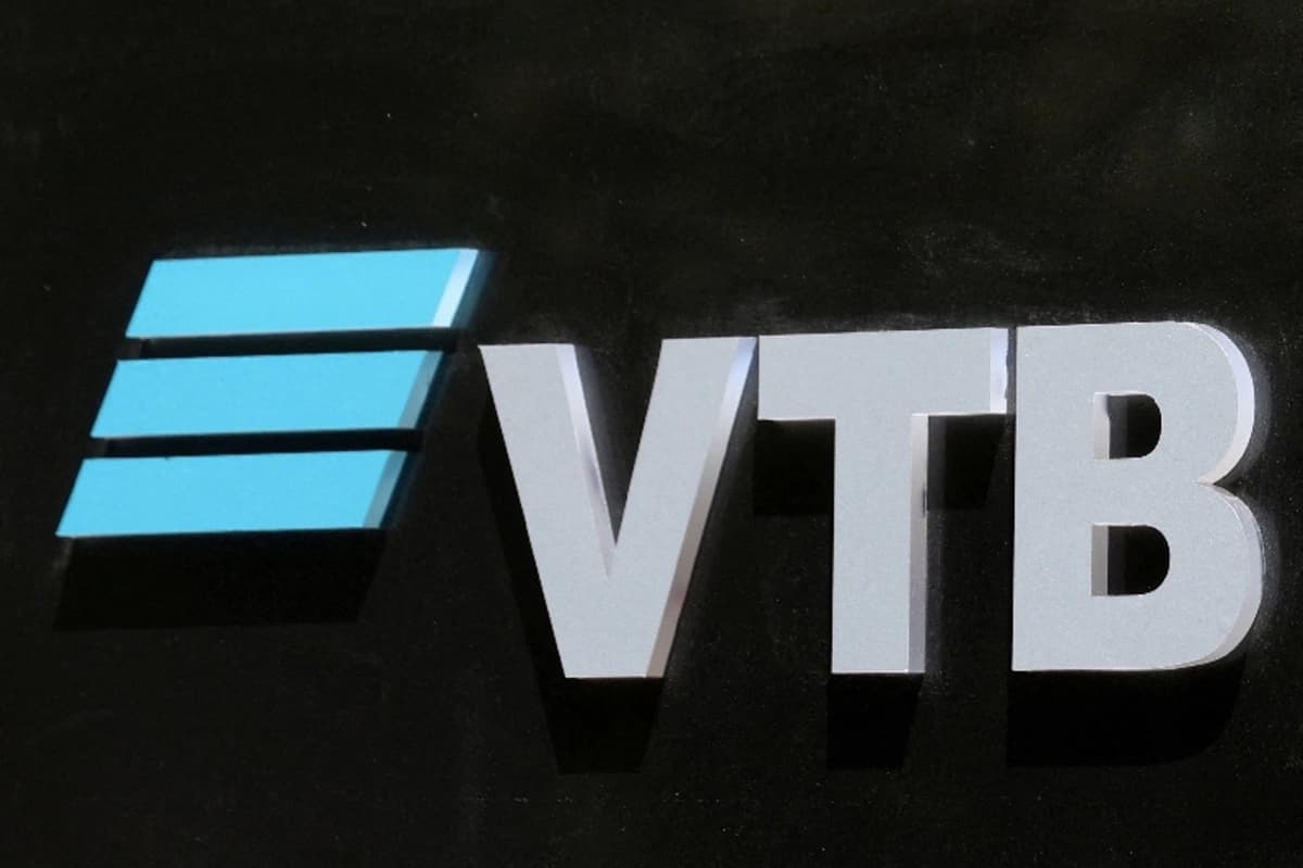 El logotipo del banco VTB en la sede de la entidad en Teherán, Irán, el 23 de mayo de 2023. (Majid Asgaripour/WANA vía Reuters)