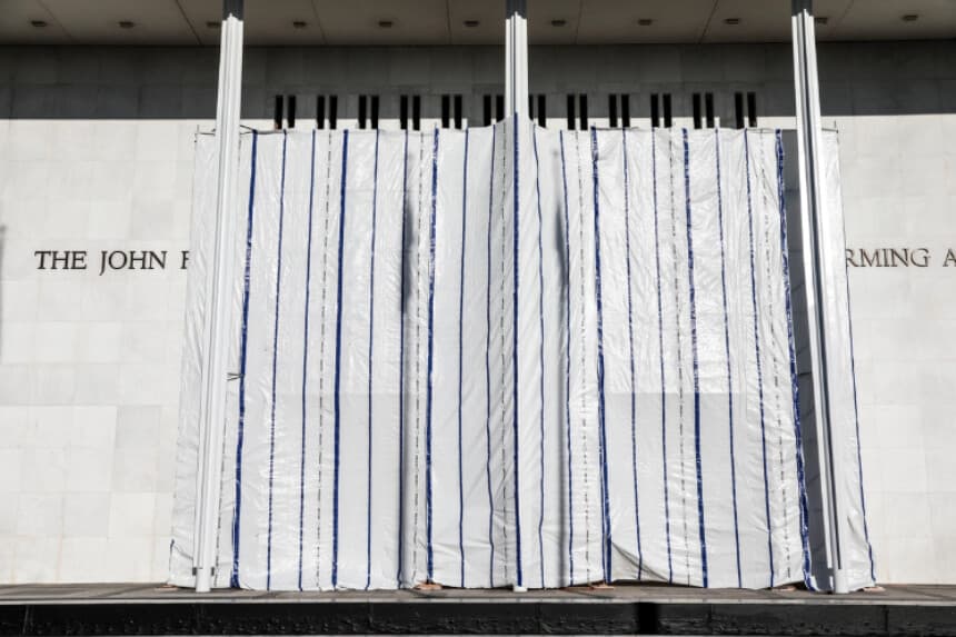 La pared del Centro John F. Kennedy para las Artes Escénicas está cubierta con una lona tras la retirada del nombre del presidente Donald Trump, en Washington, el 13 de junio de 2026. (Rahmat Gul/AP). Photo