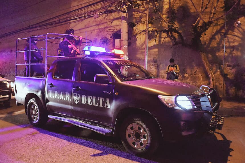 Agentes del Grupo Especial de Acción y Reacción DELTA de la policía boliviana patrullan en La Paz, el 12 de diciembre de 2025. (Jorge BERNAL / AFP vía Getty Images)
