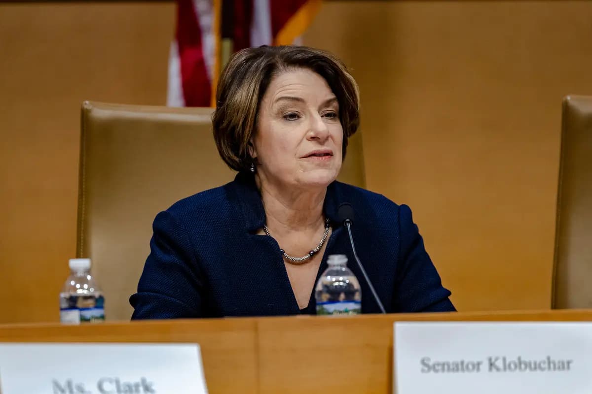<em>La senadora Amy Klobuchar asiste a una audiencia pública en el edificio del Senado de Minnesota en St. Paul, Minnesota, el 16 de enero de 2026. (Jim Vondruska/Getty Images).</em>