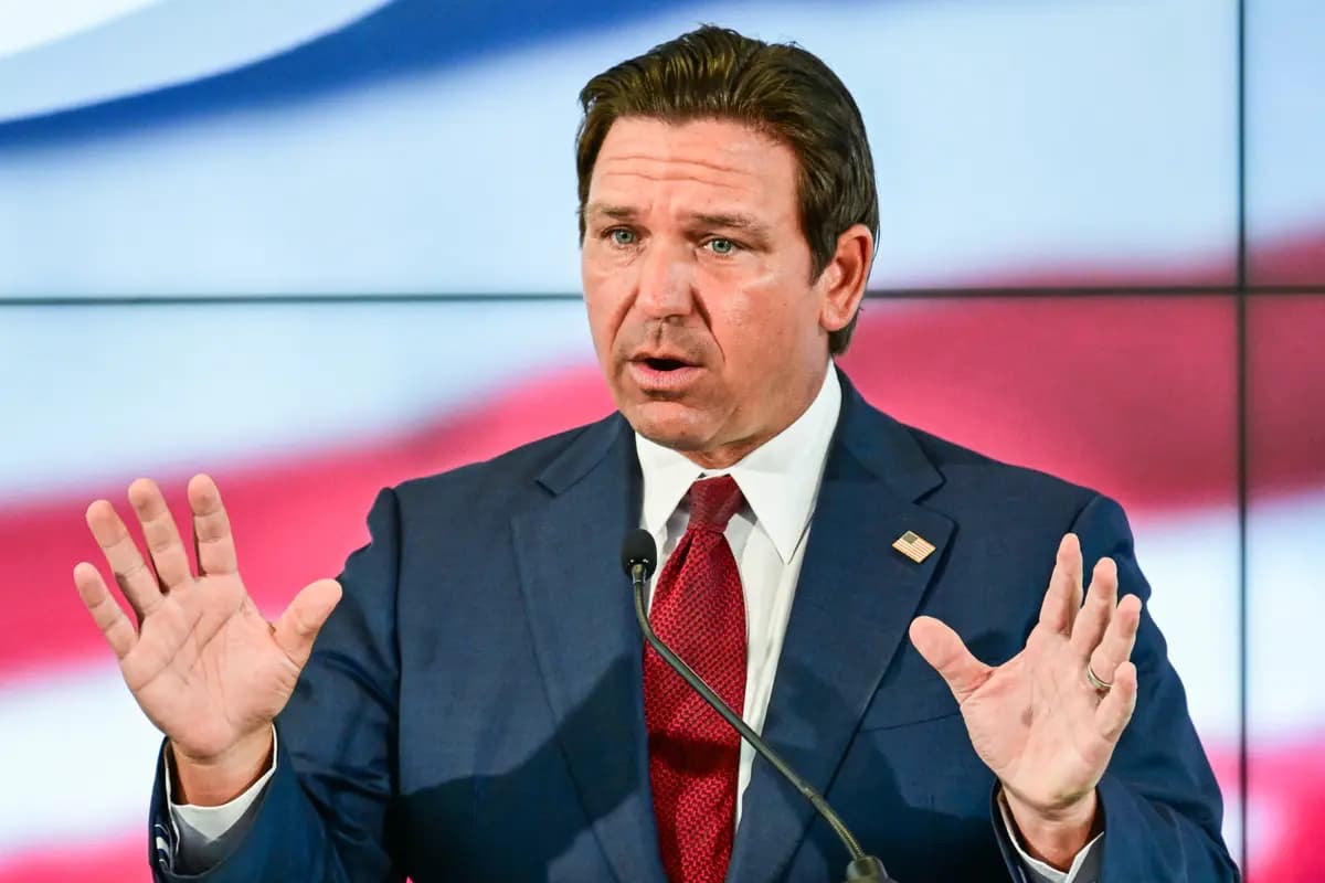 <em>El gobernador de Florida, Ron DeSantis, habla durante una conferencia de prensa en Miami el 25 de septiembre de 2025. (Giorgio Viera/AFP vía Getty Images).</em>