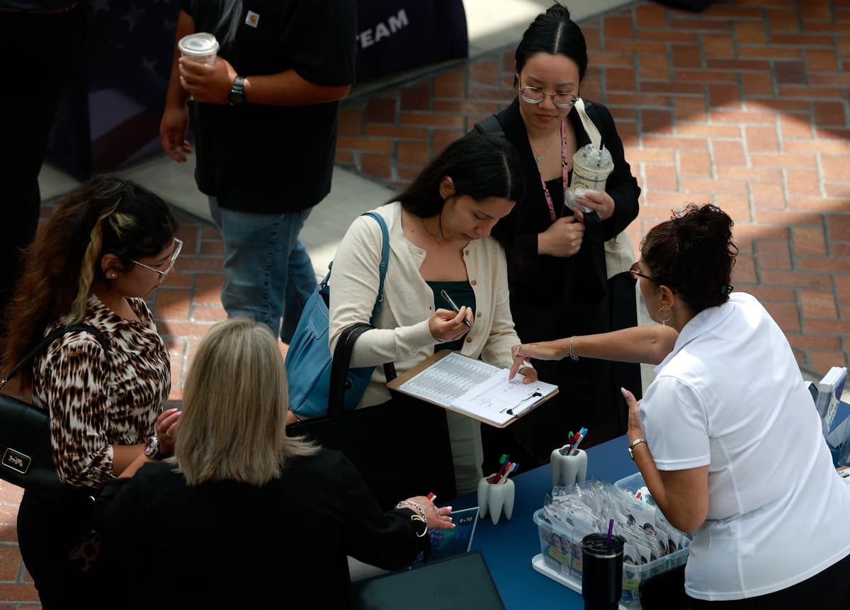 Un solicitante de empleo se reúne con un reclutador durante una feria de empleo en el Carson Event Center en Carson, California, el 30 de junio de 2026. (Justin Sullivan/Getty Images).