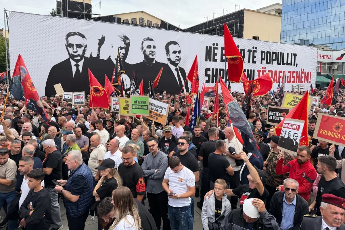 Varias personas se manifiestan en apoyo del expresidente kosovar Hashim Thaci y de los coacusados Kadri Veseli, Rexhep Selimi y Jakup Krasniqi, en Pristina (Kosovo), el 12 de septiembre de 2026. (Zana Cimili /AP).