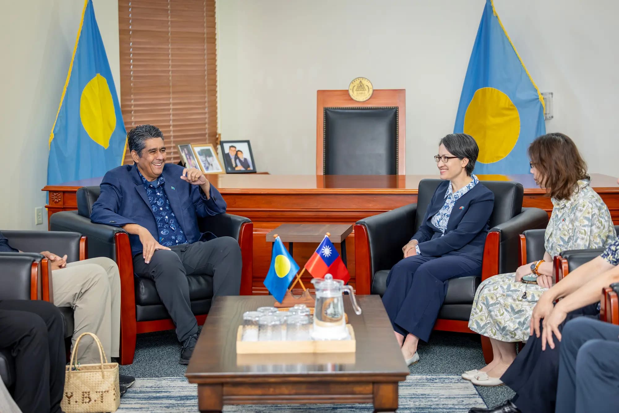 <em>El presidente de Palaos, Surangel Whipps Jr. (izquierda), y el vicepresidente de Taiwán, Hsiao Bi-khim (derecha), celebraron una reunión bilateral en Ngerulmud, capital de Palaos, el 8 de junio de 2026. (Fotografía oficial de Wang Yu Ching/Oficina del Presidente de Taiwán).</em>