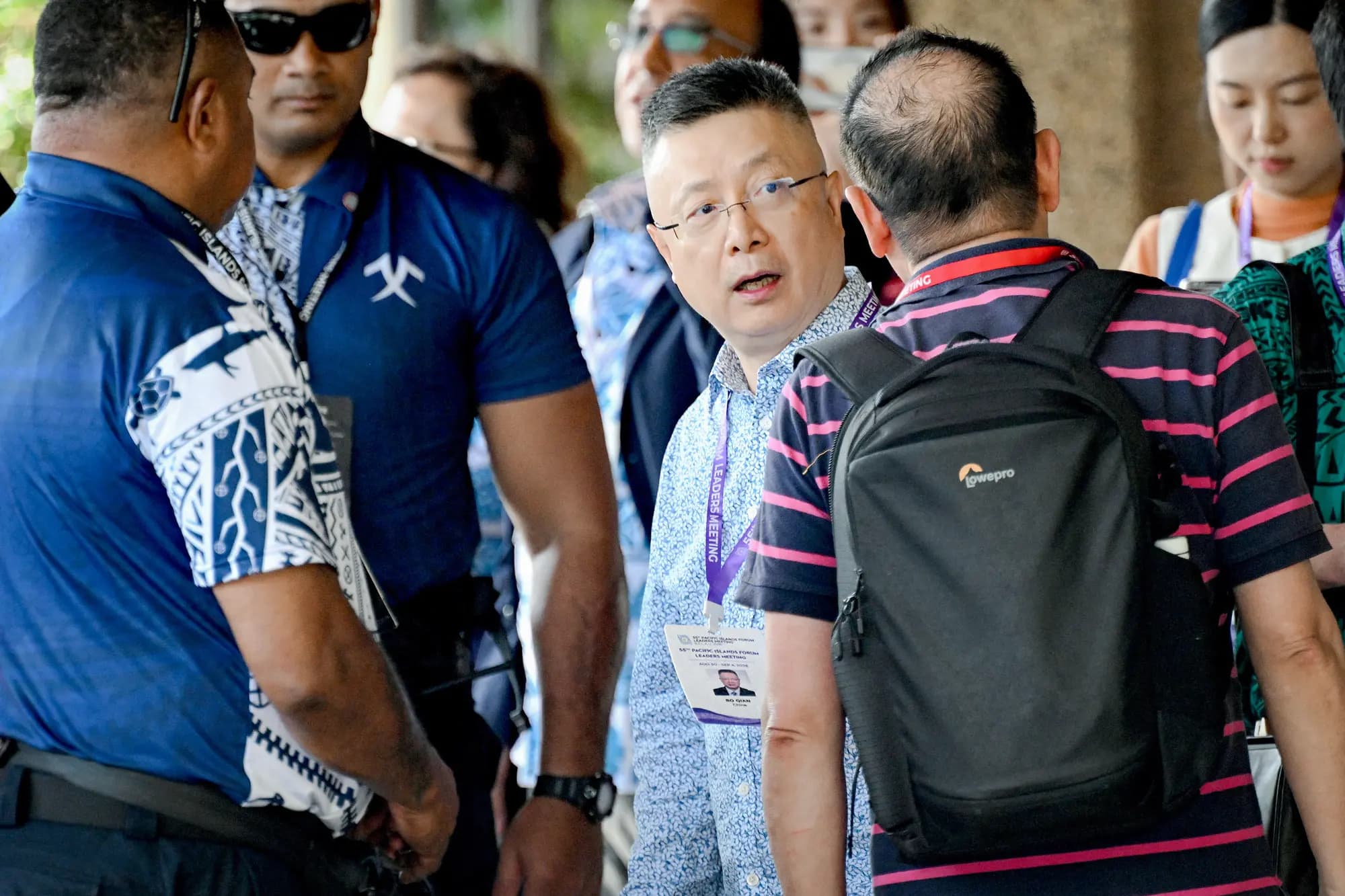 <em>Qian Bo, enviado especial de China para asuntos del Pacífico (C), abandona la 55.ª reunión de líderes del Foro de las Islas del Pacífico en Koror, Palaos, el 1 de septiembre de 2026. (Saeed Khan/AFP vía Getty Images).</em>